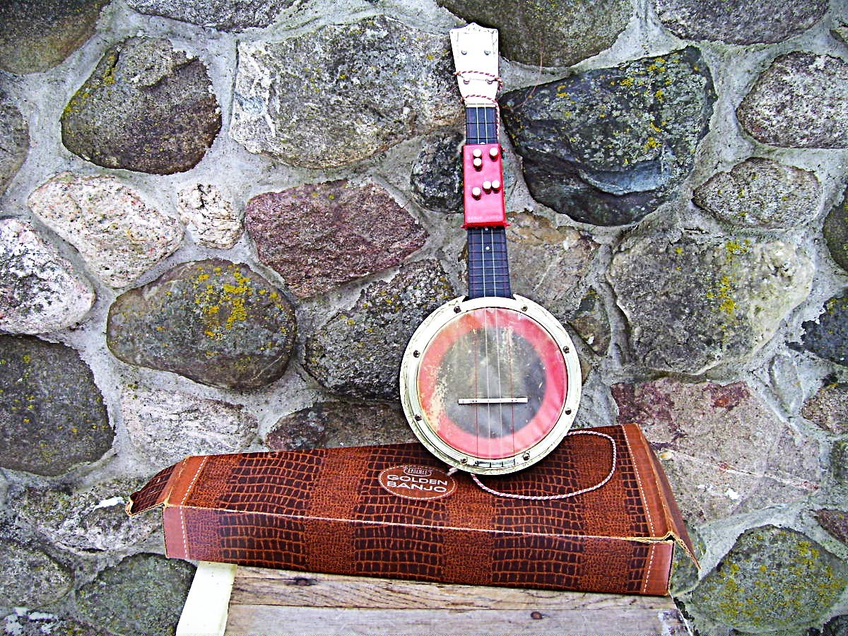 SELDOM SEEN  1950s EMENEE TOY GOLDEN BANJO ~  W/CASE  & CHORD  PAYER  ATTACHMENT