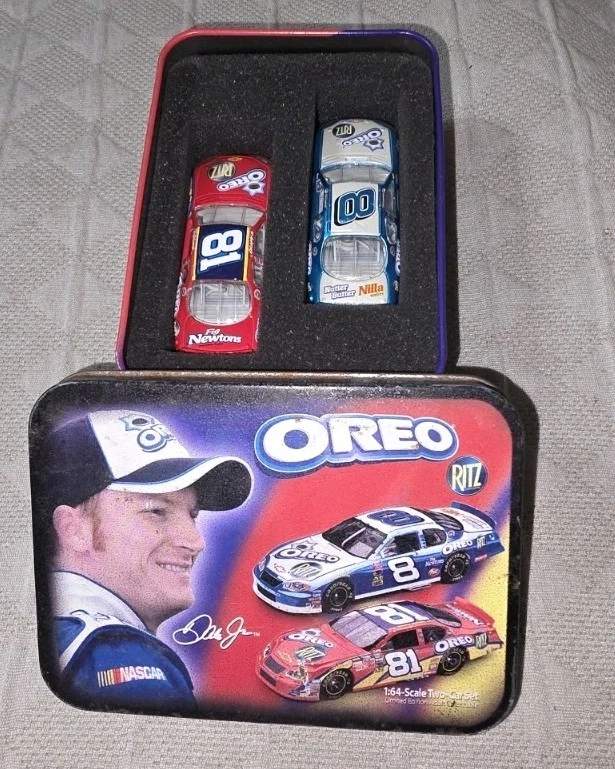 Juego de hojalata coleccionable de 2 coches Action escala 1:64 Dale Earnhardt Jr. Oreo/Ritz Foto 2 de 4