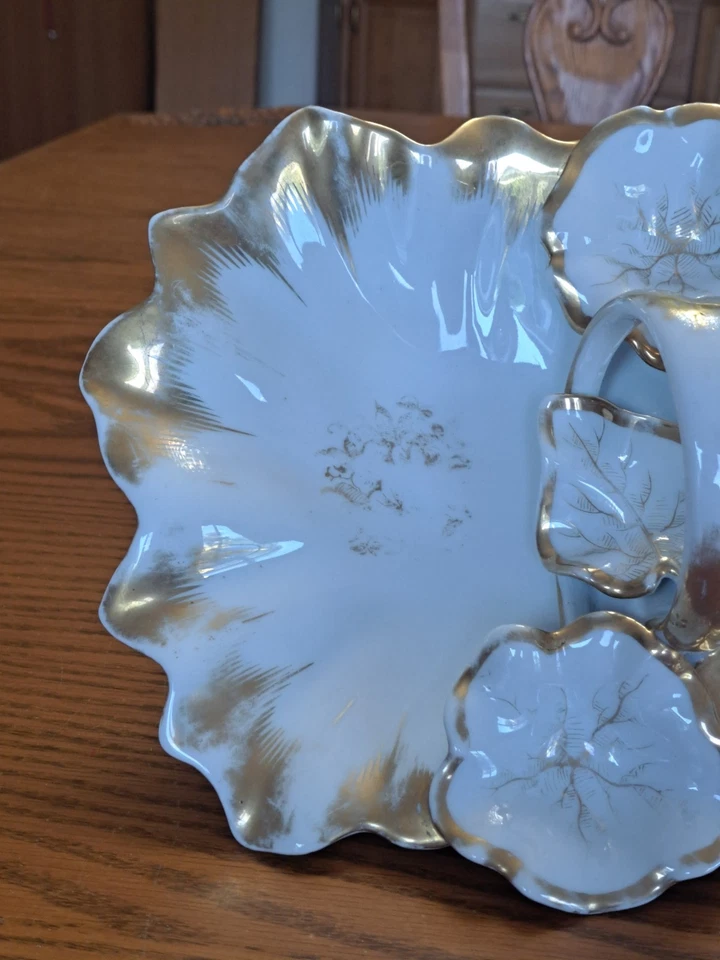 Cuenco antiguo dividido con mango central dorado sobre borde festoneado de porcelana blanca Foto 4 de 4