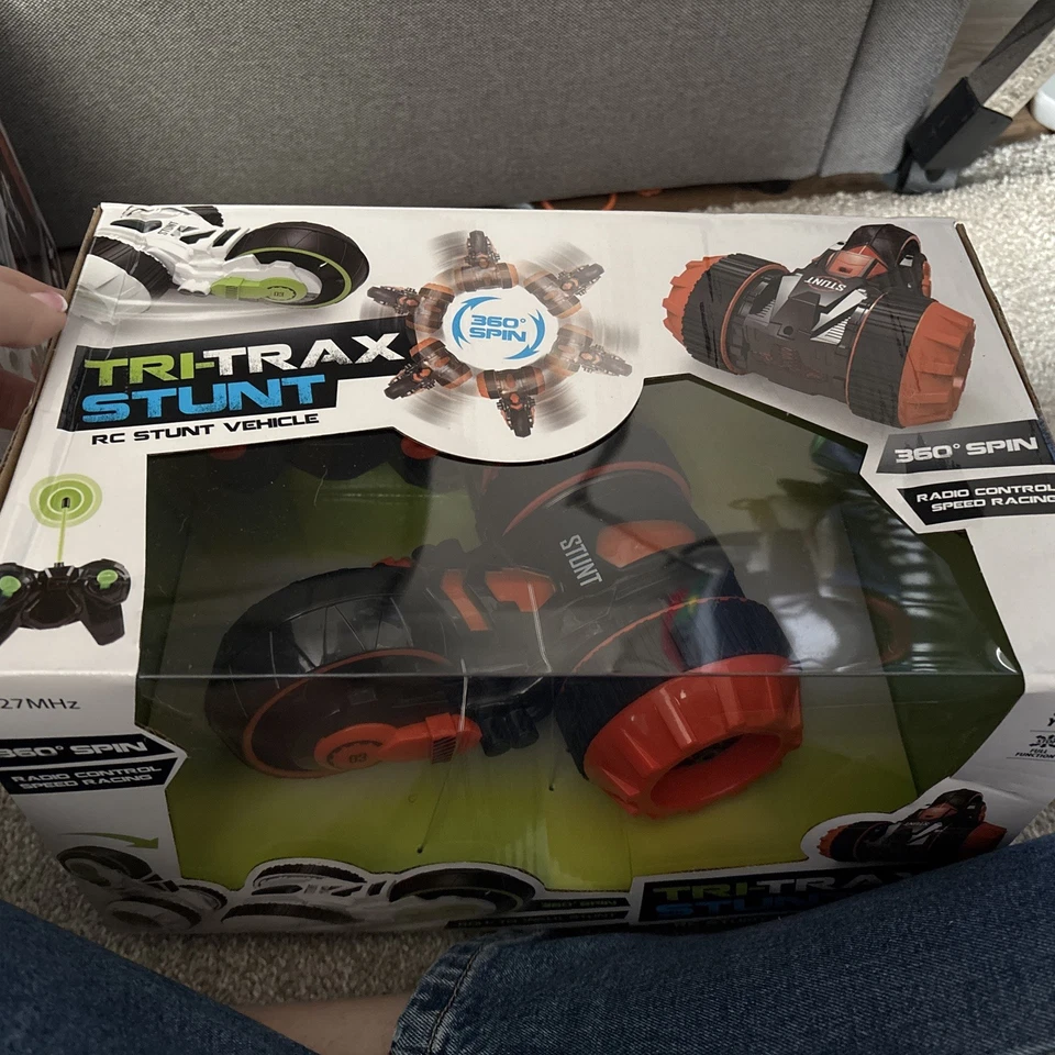 BRAND NEW IN BOX Tri-trax Radio Controlled Stunt Vehicle 360° Spins - Ideal Gift - Image 2 of 2