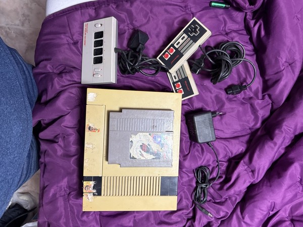 Consola Nintendo NES Con Accesorios Y Juego 3 En Uno