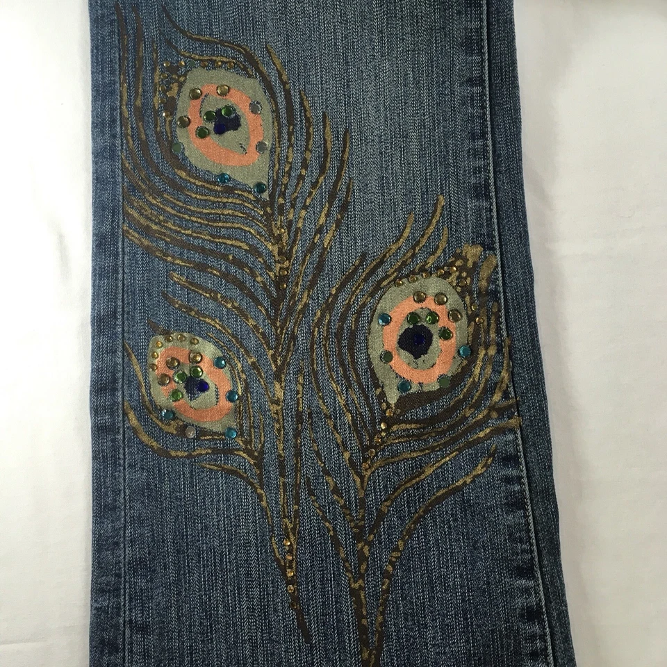 Pantalones de mezclilla para mujer Mixit corte bota pluma pavo real talla 4P petite pedrería brillantes Foto 2 de 4