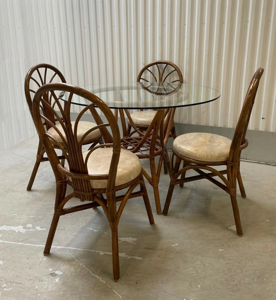 Mesa de comedor y cuatro sillas vintage de bambú y ratán Foto 4 de 4