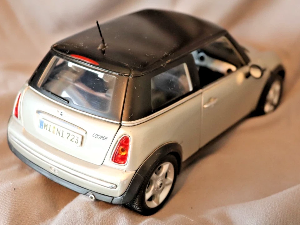 Modelo de coche MINI Cooper R50 diecast escala 1:18 plateado techo negro Inglaterra británica Foto 4 de 4