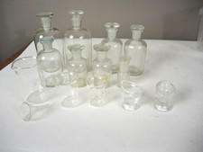 Konvolut alter Apotheken/ Laborflaschen mit Glasstopfen, Meßbecher,Trichter, usw