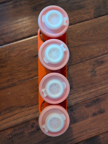De colección EE. UU. 4 Agitadores de Especias Naranja Tupperware #102 con Tapas Abatibles y Estante de Pared #289 - Imagen 3 de 5