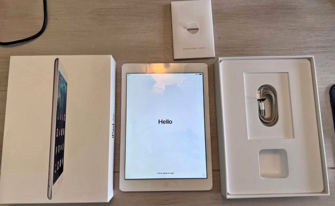 Apple iPad (3rd Generation) A1430 32 GB, Wi-Fi + 4G, 9.7 in