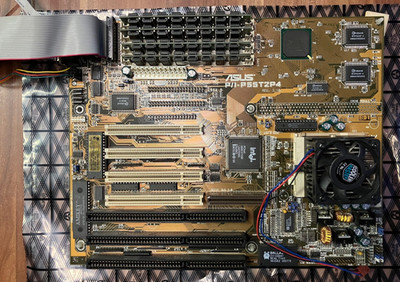 ASUS P/I-P55T2P4 Rev.3.10. Sockel 7 ISAmainboard + AMD K6-2 400MHz + 128MB RAM