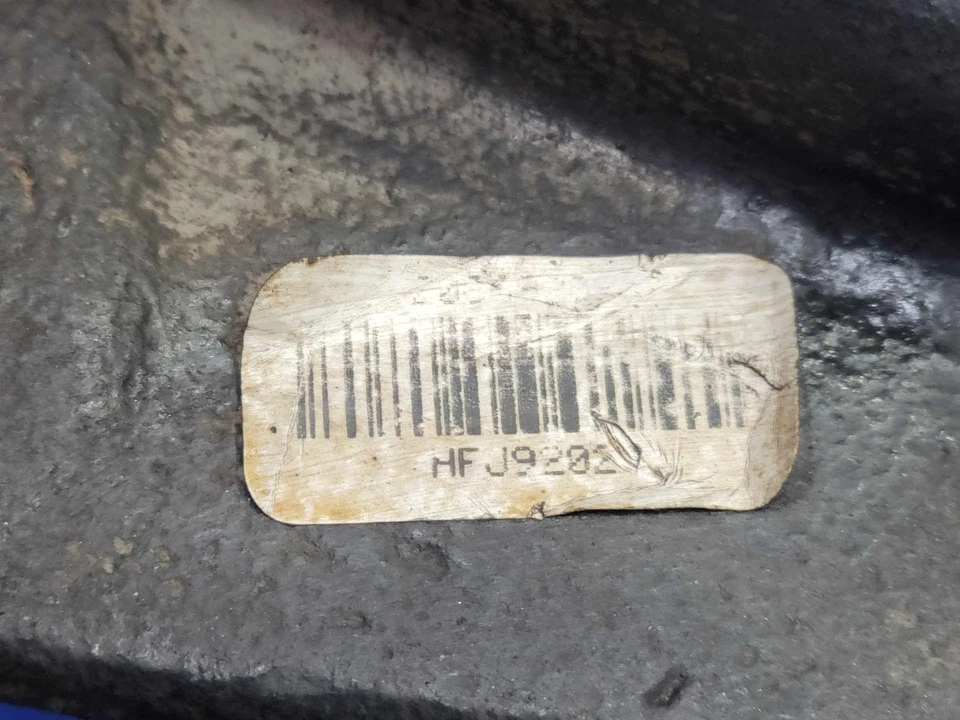 Brazo de control inferior delantero de hierro fundido GM Tahoe Yukon Avalanche lado derecho del pasajero Foto 3 de 4