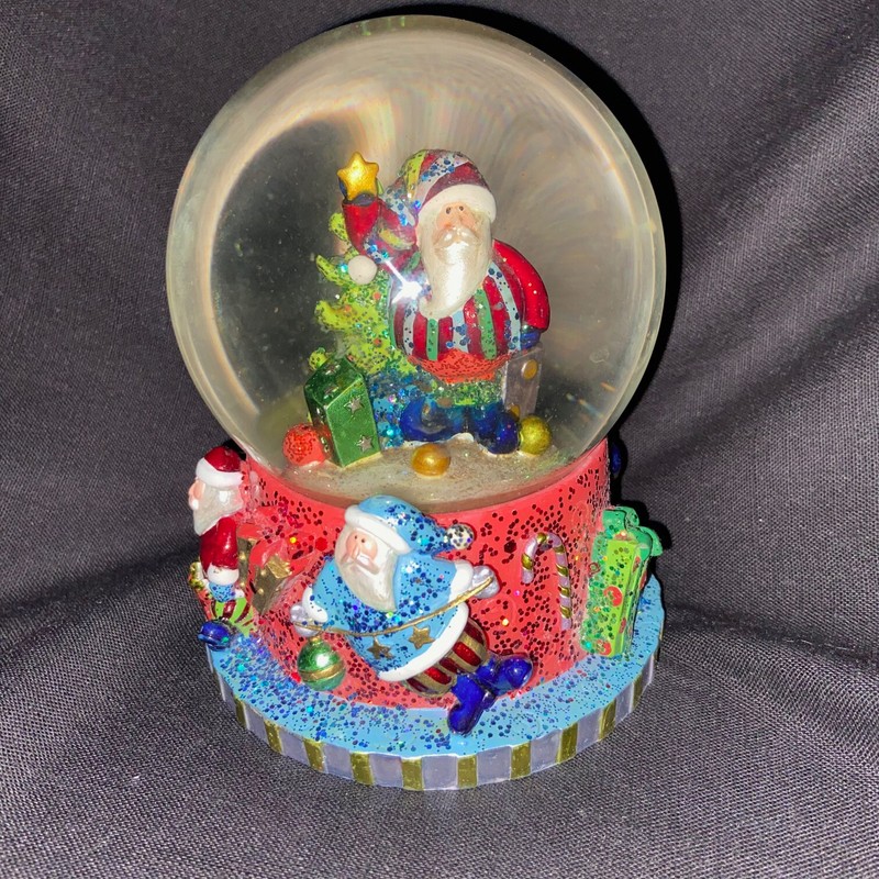 Santa Clause w/presents Musical Snow Globe Christmas