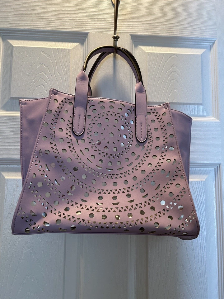 Max Edition ~ 薰衣草钱包 ~ 全新 ~ 全新带标签 ~ 15.5 英寸 x 10 英寸 ~ 适合春季 ~ — 第 2/4 张图片