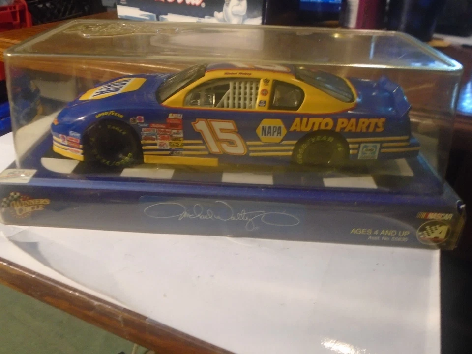 Winner's Circle #15 Michael Waltrip Napa Auto Parts, 2001 Monte Carlo, Action - Immagine 2 di 4