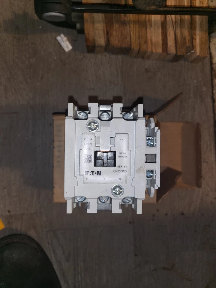 Contactor de iluminación CG35GN3 Eaton bobina de 60 amperios 120vac sujeta eléctricamente Foto 2 de 4
