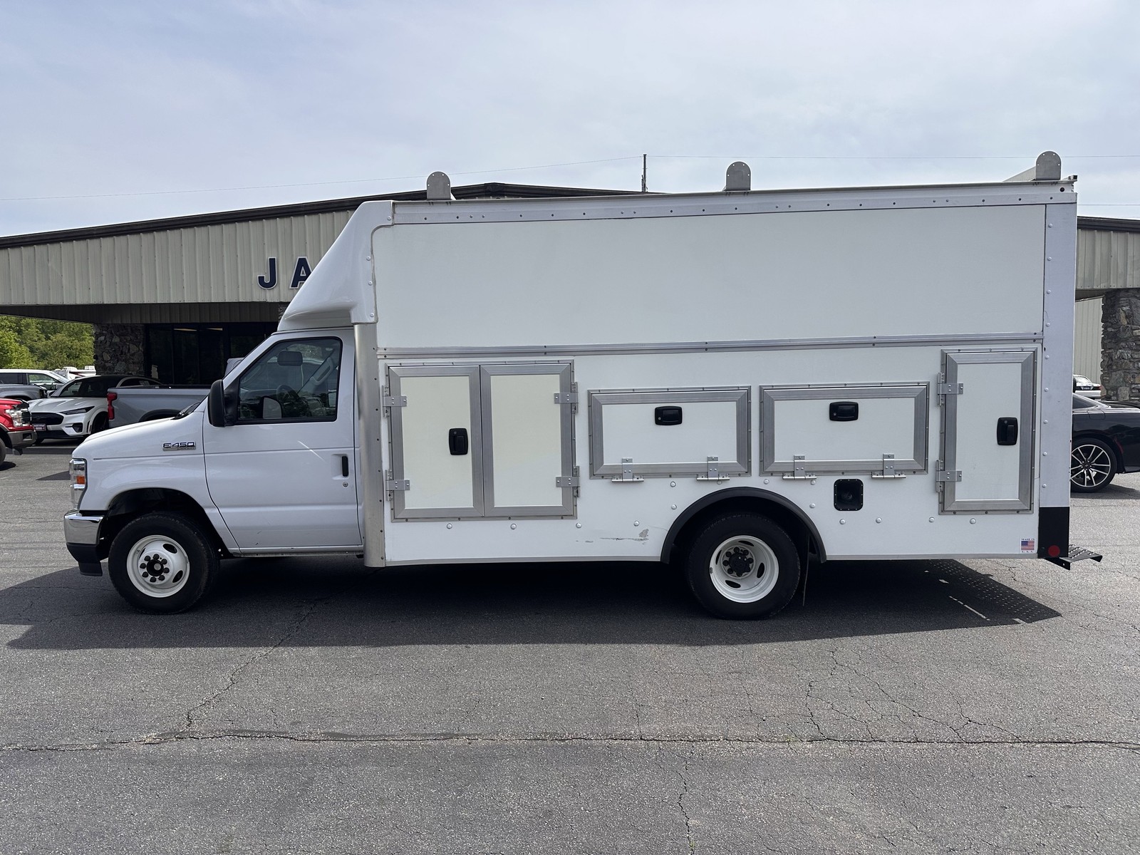 2024 Ford E-450 Super Duty