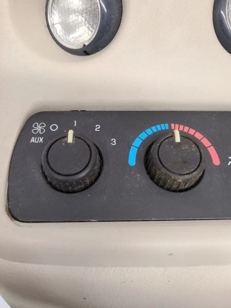 03-06 CONSOLA CHEVY SUBURBAN 1500 TECHO DELANTERO SIN SISTEMA DE COMUNICACIÓN Foto 3 de 4