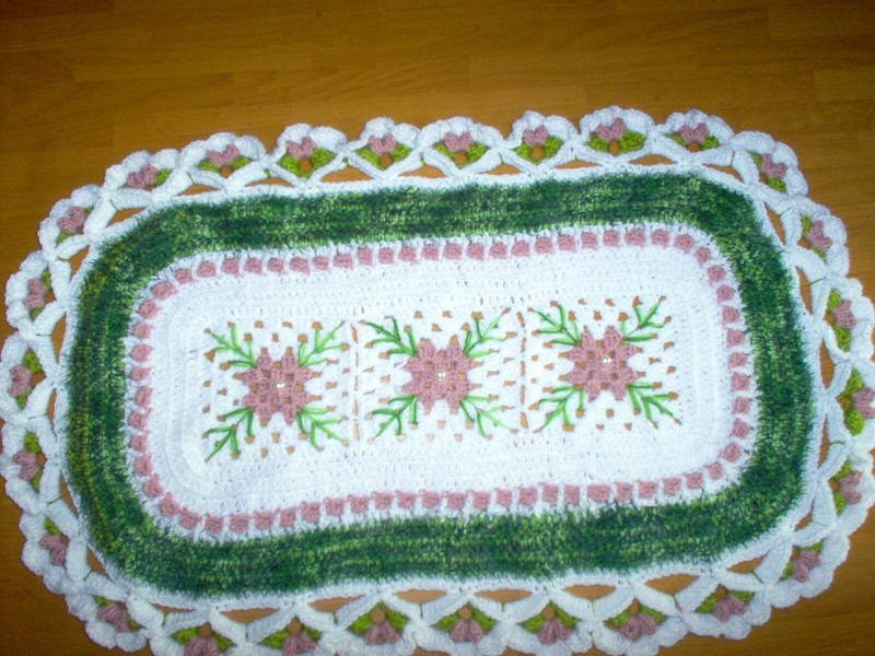 Hand crochet table runner 3d boarder, w/beads. rose.      a