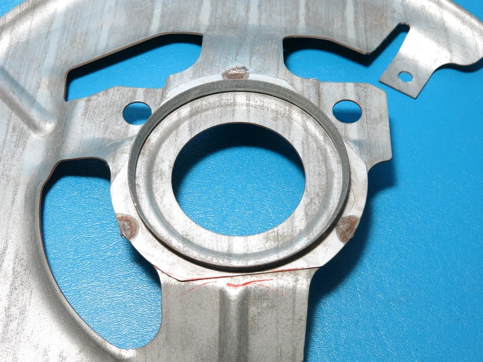 NOS GM 1969-1970 Pontiac Bonneville Catalina RH Disc Brake Splash Shield 5470487 - Image 4 of 4