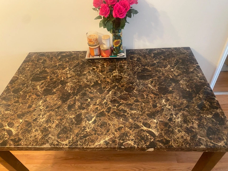 Mesa de comedor Benjara 60" L X 30" H, material marco madera asientos 4 tapa imitación mármol Foto 2 de 4