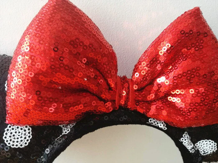 Diadema orejas con lazo rojas a lunares y negros blancos con lentejuelas de Minnie Mouse de los parques de Disney Foto 2 de 4