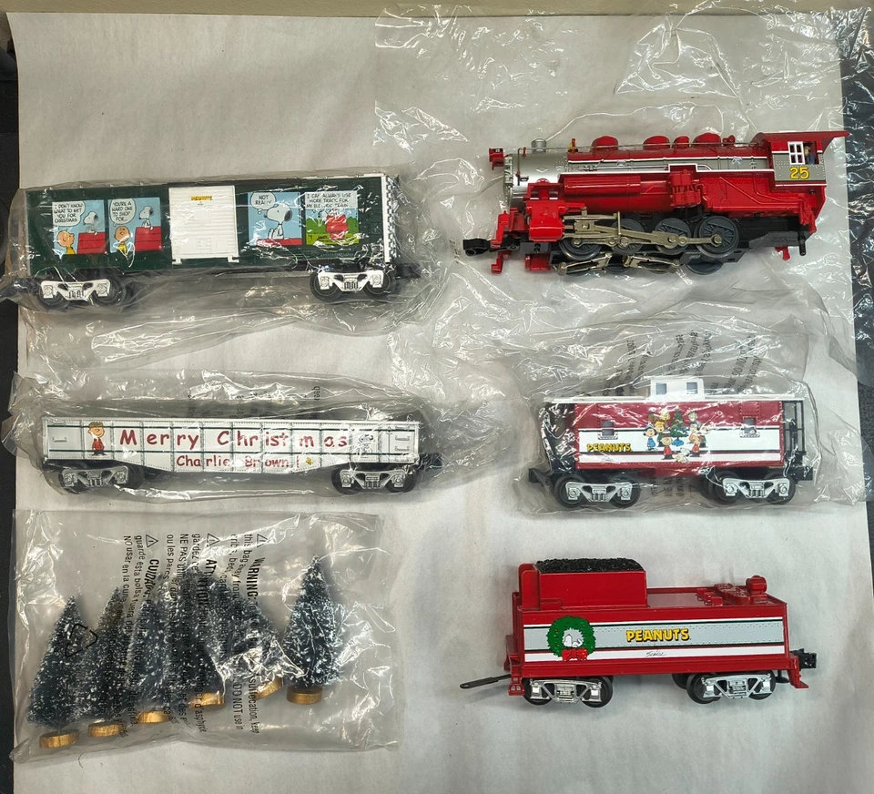 Lionel Merry Christmas Charlie Brown O-Gauge Steam Train Set Model 6-30193- RARE - Image 2 of 4