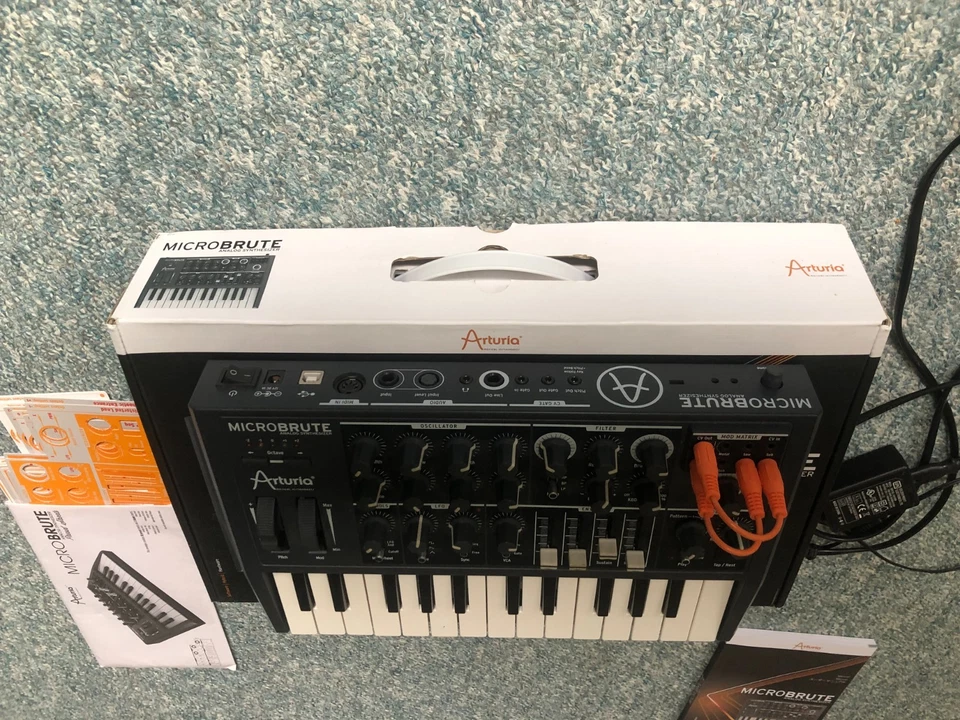 arturia micro brute inkl allem Zubehör und neuen Potiknöpfen - Bild 3 von 3