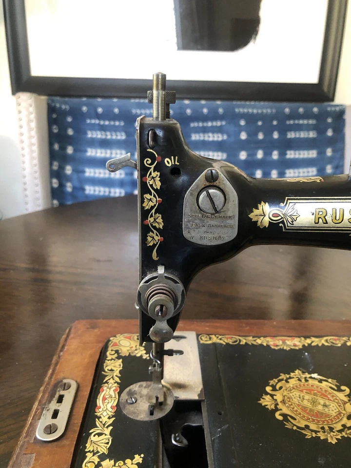 Máquina de costura Rusby manual vintage por Jones & Co, por volta de 1935 - Imagem 4 de 4