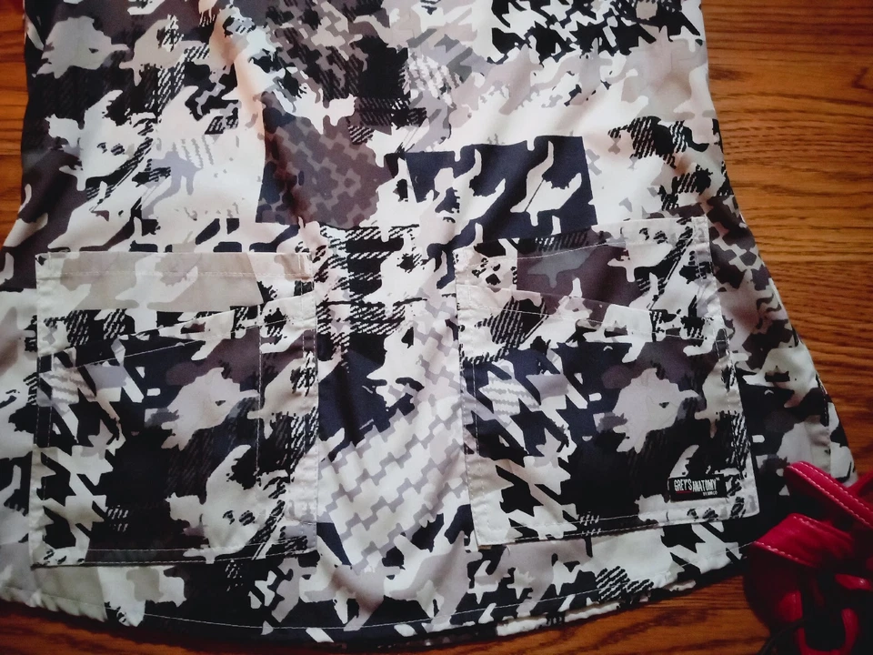 Blusa Médica Grey's Anatomy Barco One para Mujer Pequeña Diseño Radical Blanco y Negro Foto 3 de 4