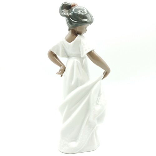 Lladro NAO "Little Sweetheart" Handmade Porcelain 8.75"x 4.25" Figurine 2000 - Picture 4 of 12