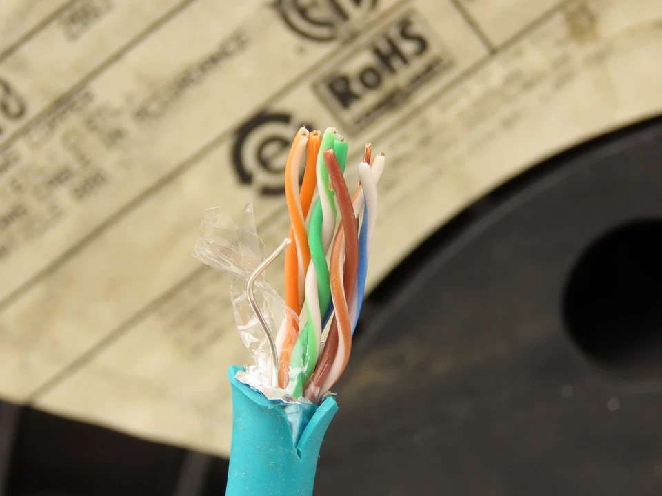 CommScope 4604805/10 Wire Spool 24AWG 4 Pair Sun Oil Resistant Cat5e Cable 700' - Image 3 of 4