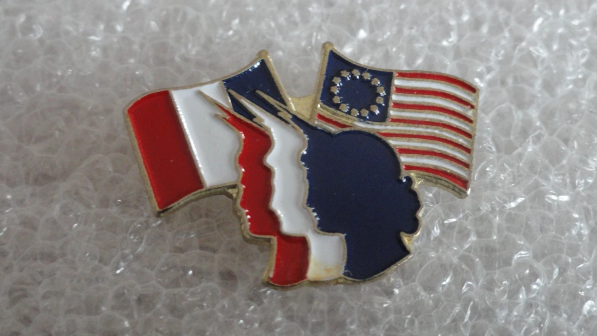 Broche Revers Papier Avion Drapeau Américain Noir Et Blanc Pintrill - Occasion Légère Usure