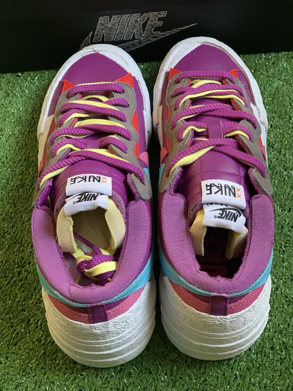 SACAI X NIKE NIKE x SACAI KAWS BLAZER SCARPE DA GINNASTICA BASSE SAKAI COWS VIOLA US12 DM7901 500