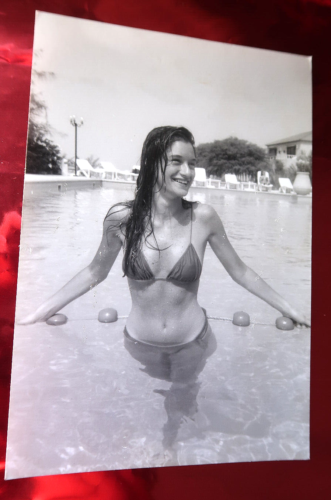 PRETTY GIRL WOMAN POOL BIKINI BREAST Busty L Pinup VINTAGE PHOTO 1994 - Picture 1 of 3
