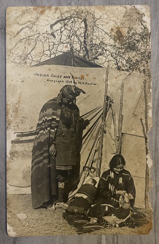 Tarjeta postal de jefe y familia indios nativos americanos RPPC 1909 W.H. Martin dañado - Imagen 1 de 8