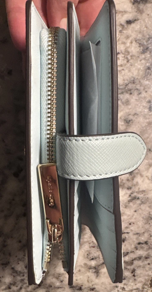 NUEVO CON ETIQUETAS Cartera Kate Spade Madison Cuero Saffiano Mediana Compacta Doble Plegable Azul Brillante Foto 4 de 4