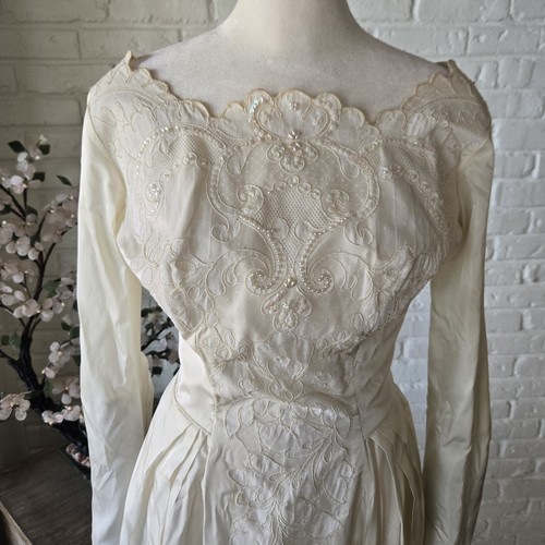Vintage 1950s Ivory Wedding Gown, Romantic, Pearl, Lace, Train, Victorian - Picture 7 of 15