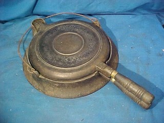 Vintage WAGNER 1892 Patent CAST IRON WAFFLE MAKER No 8
