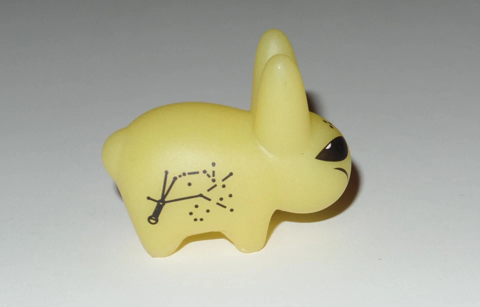 Kidrobot Lore of the Labbit Alien Brilla en la Oscuridad GID 1.5" Figura Vinilo Kozik Foto 3 de 4