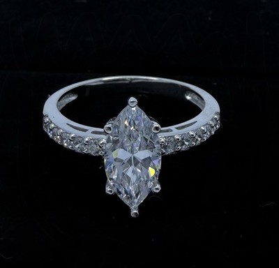 14 K Weißgold Ring. Größe 8. (3,21g)