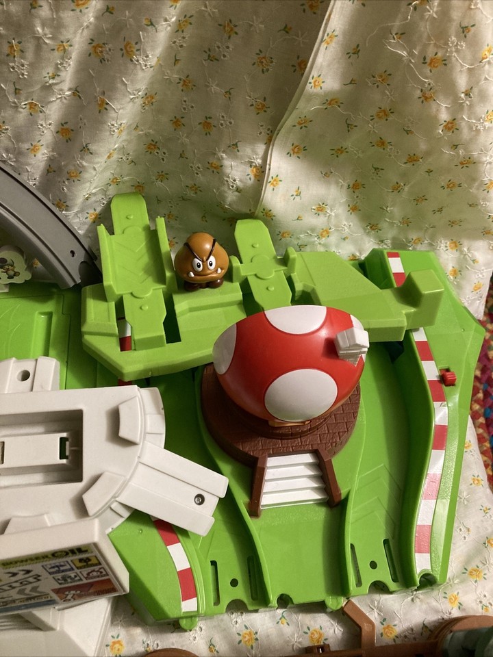 Hot Wheels GCP27 Mario Kart Circuit Track Set Great Condition