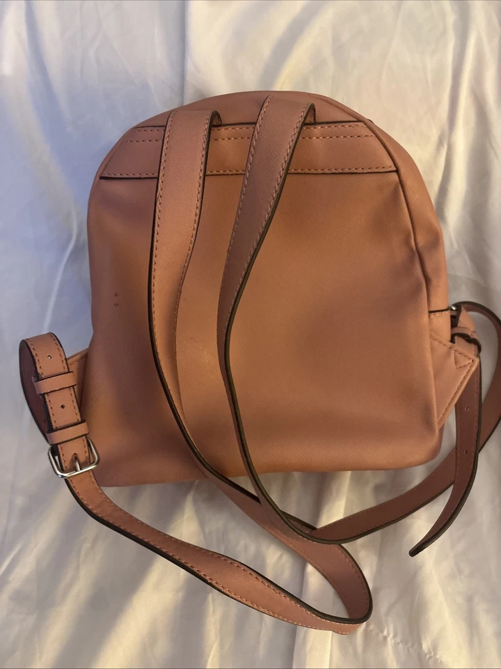 Mochila para mujer GUESS rosa claro talla mediana con billetera Foto 3 de 4