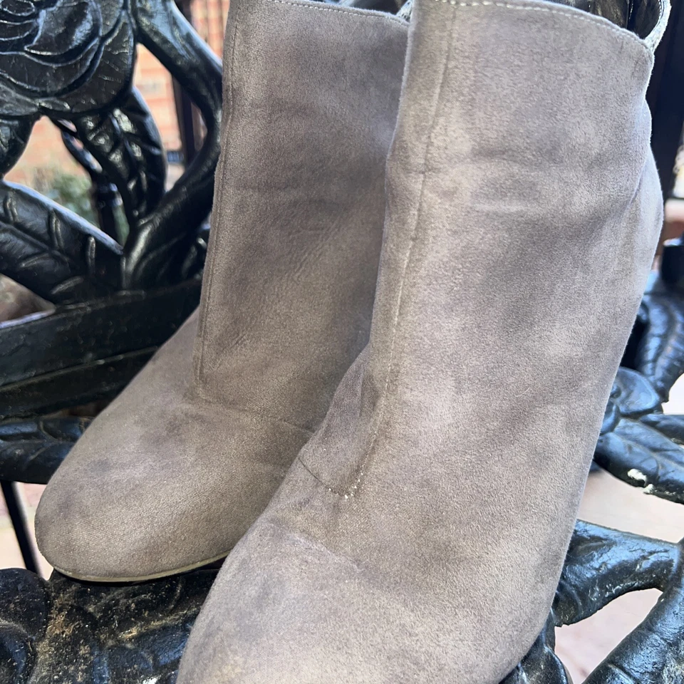 Women’s Thalia Sodi Booties Wedges  Size 7 Light Grey Zipper snakeskin edging - Image 2 of 4