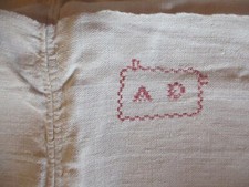 Drap N°294 de milieu ancien en chanvre petit monogramme 194 X 218 Cm  