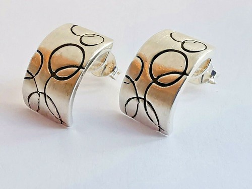 925 sterling MATT SILVER DROP STUD EARRINGS curved face circle pattern 4.7g - Imagen 5 de 12