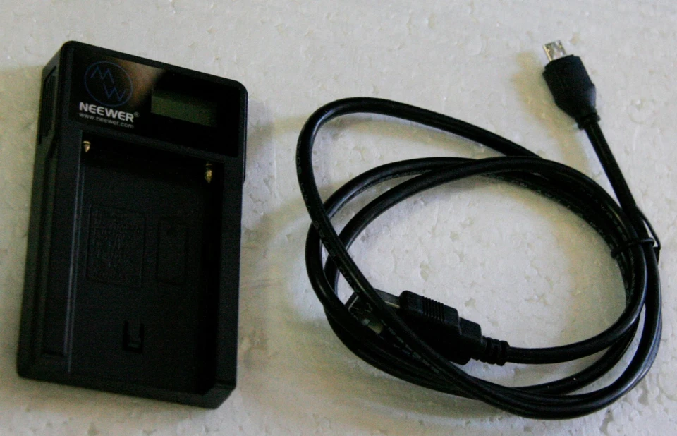Neewer NW-USBF550 Dual USB Charger with cable in very good condition - Image 4 of 4