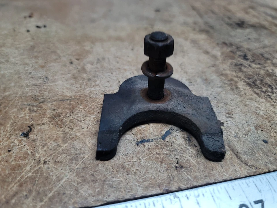 64-67 Cadillac 429 Deville Calais Eldorado Distribuidor Sujeción Pestaña Abrazadera Perno Foto 2 de 4