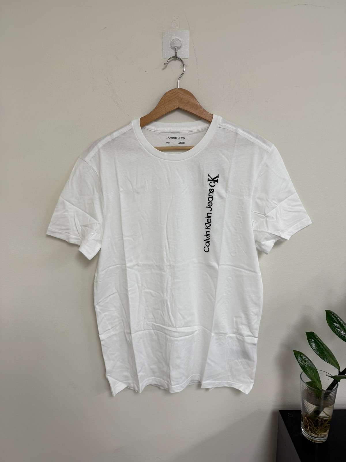 [New] Calvin Klein Men's Short Sleeve Vertical Logo T-Shirt 40GM894