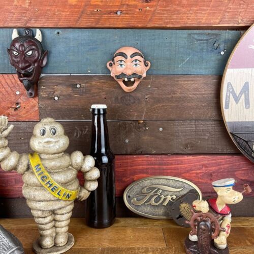 Apribottiglie vintage da parete uomo bianco 4 occhi con finitura antica - Foto 3 di 6