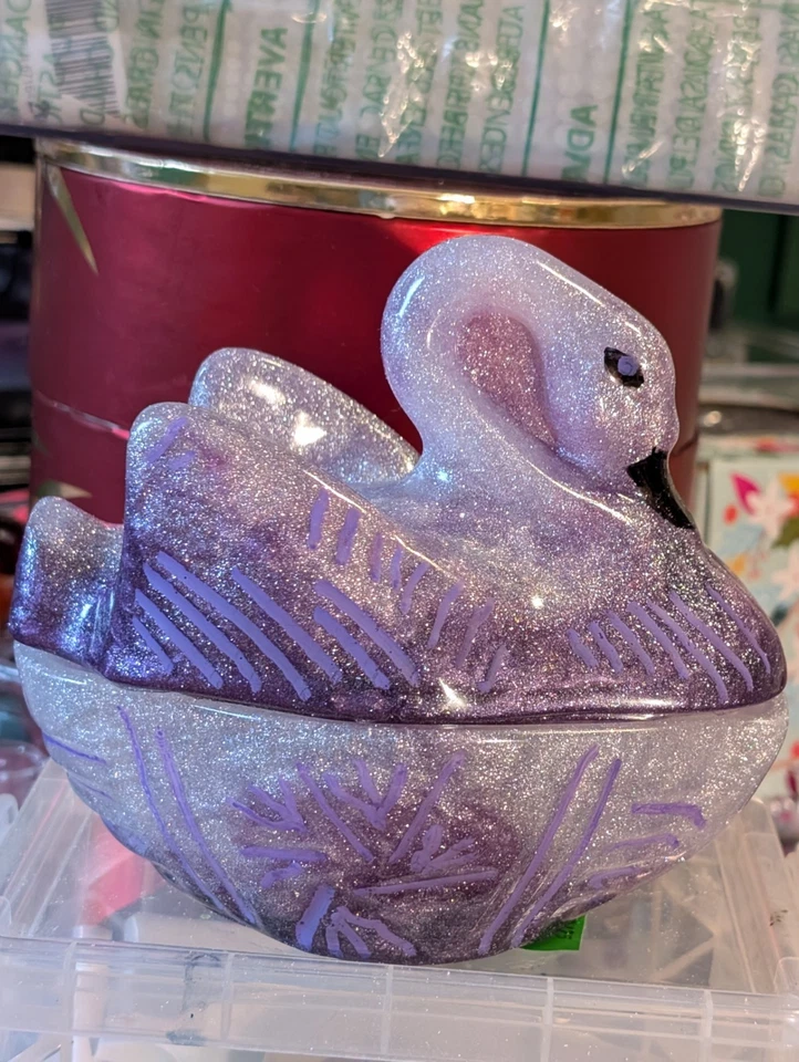 Elegante caja cisne morado y blanco. Gran espacio de almacenamiento para tus tesoros Foto 2 de 2