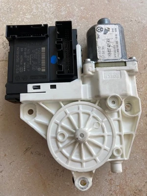 VW Golf 5 V Kombi Variant Bj.09 orig. Fensterhebermotor vorne links 1K5837401AN - Bild 1 von 4