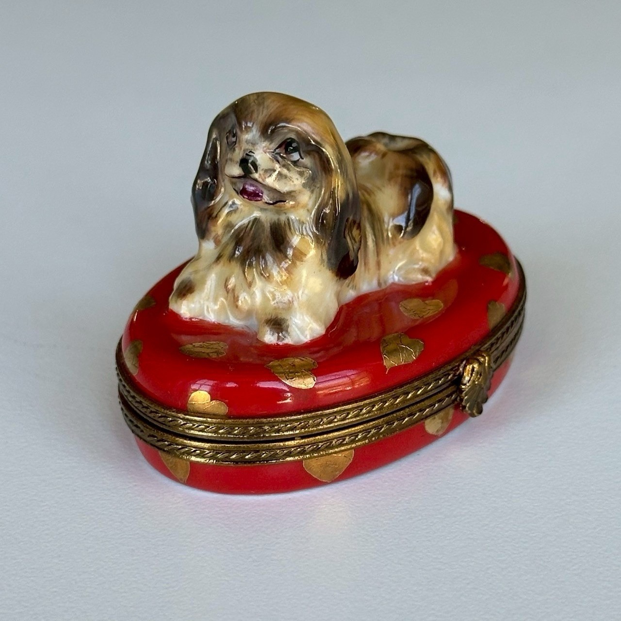 Limited Edition Limoges France Peint main Trinket Box Pekingese Dog On Cushion